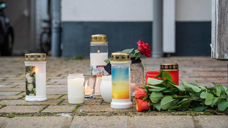 Sie drücken so ihre Anteilnahme für das getötete Mädchen und ihre verletzte Mutter aus. Sie drücken so ihre Anteilnahme für das getötete Mädchen und ihre verletzte Mutter aus.