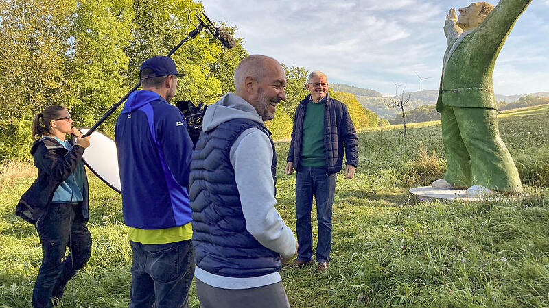 Litzendorfs B&uuml;rgermeister Wolfgang M&ouml;hrlein wirbt bei Fernsehaufnahmen des Bayerischen Rundfunks im letzten Jahr f&uuml;r Wandern in der Fr&auml;nkischen Toskana.