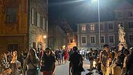 Wenn der neue Vorschlag der Stadt umgesetzt wird, bekommt die Untere Brücke ein Doppelleben: halbe Seite Gastro, halbe Seite wilde Partys.