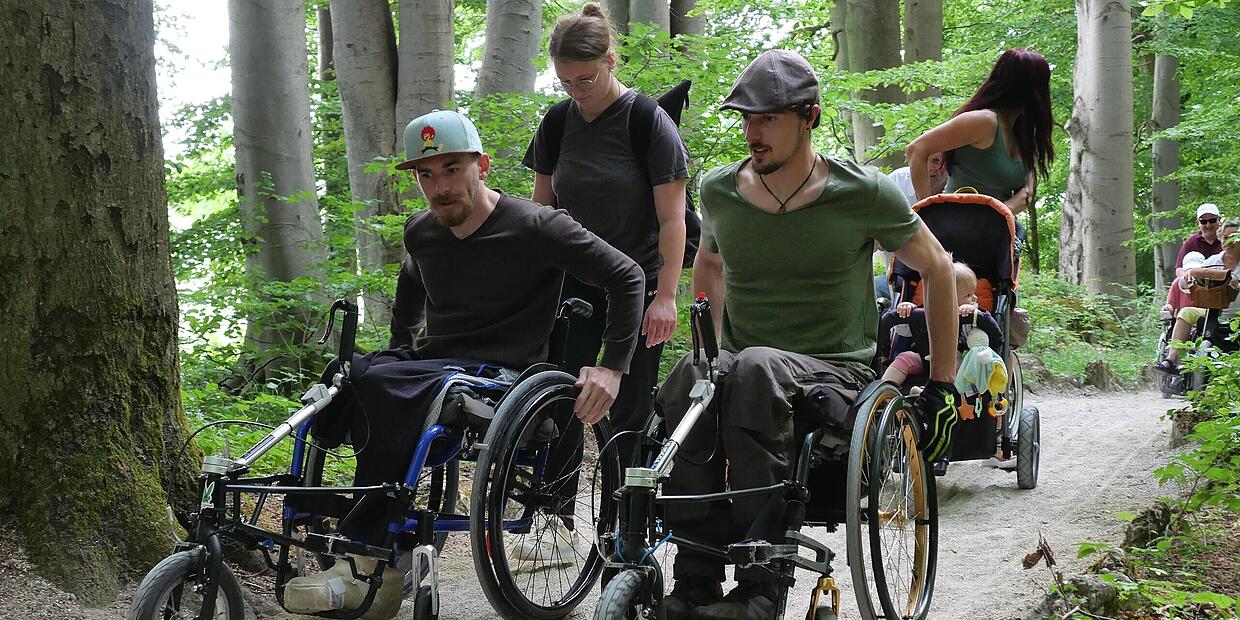 Freizeit Für Menschen Mit Behinderung Dominik Herrmann aus Wiesenttal arbeitet an Broschüre über Wanderwege