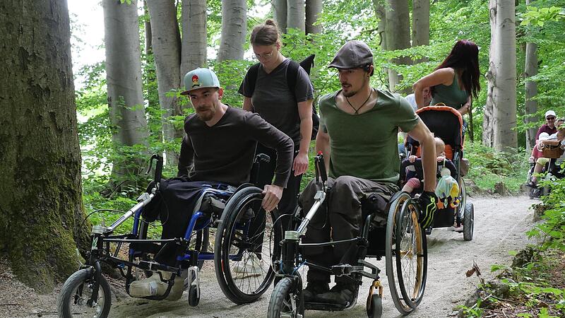 Mit einem von Dominik Herrmann (rechts) entwickelten luftbereiften Vorsatzrad ist es möglich, einen Rollstuhl als Dreirad zu benutzen und somit auf unebenen Pisten zu fahren.Forchheim & Fränkische Schweiz Mit einem von Dominik Herrmann (rechts) entwickelten luftbereiften Vorsatzrad ist es möglich, einen Rollstuhl als Dreirad zu benutzen und somit auf unebenen Pisten zu fahren.Forchheim & Fränkische Schweiz
