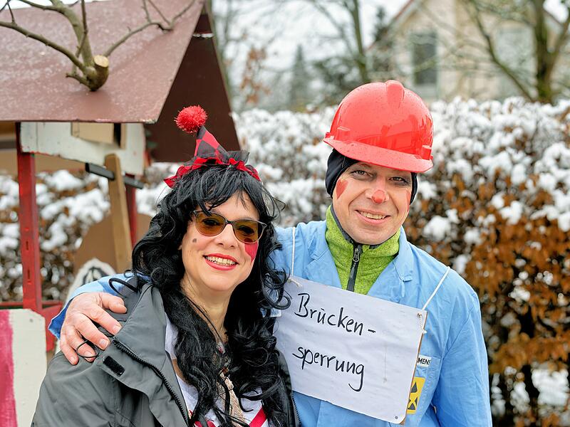 Trotz Schneefall herrschte beim Kinderfaschingsumzug in Ro&szlig;dorf eine super Stimmung.