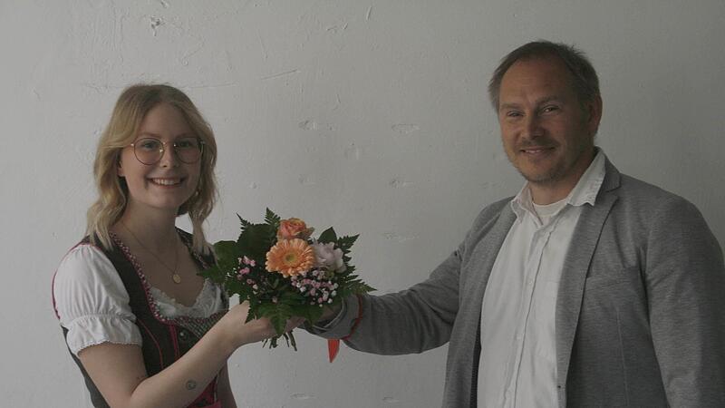 Emily Bamberger hei&szlig;t die neue Puppenfee der Stadt Neustadt. Bereichsleiter Andr&eacute; R&ouml;ttger gratulierte der neuen Botschafterin der bayerischen Puppenstadt.