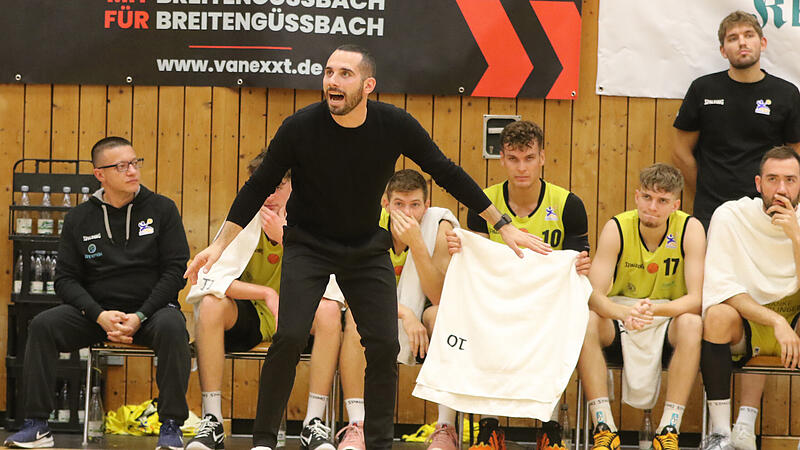 Außenseiter hin oder her und ungeachtet irgendwelcher Meister- und Aufstiegsszenerien bereitet Headcoach Mark Völkl seine TSV-Jungs gewissenhaft auf die Regionalliga-Endspiele gegen die Ansbach Piranhas vor.