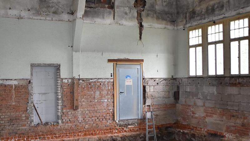 Im Moment ist die „Alte Turnhalle“ noch ohne Fußboden, das soll sich schon bald ändern.