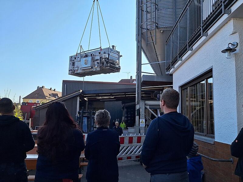 Brauerei Greif: Flaschenreinigungsanlage wird &uuml;ber das Haus gehobenForchheim & Fr&auml;nkische Schweiz