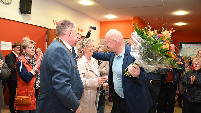b&uuml;rgermeister claus schwarzmann gratuliert ehefrau maria eismann und ihrem ehemann georg zur gewonnen wahl als b&uuml;rgermeister mit einemblumenstrauss