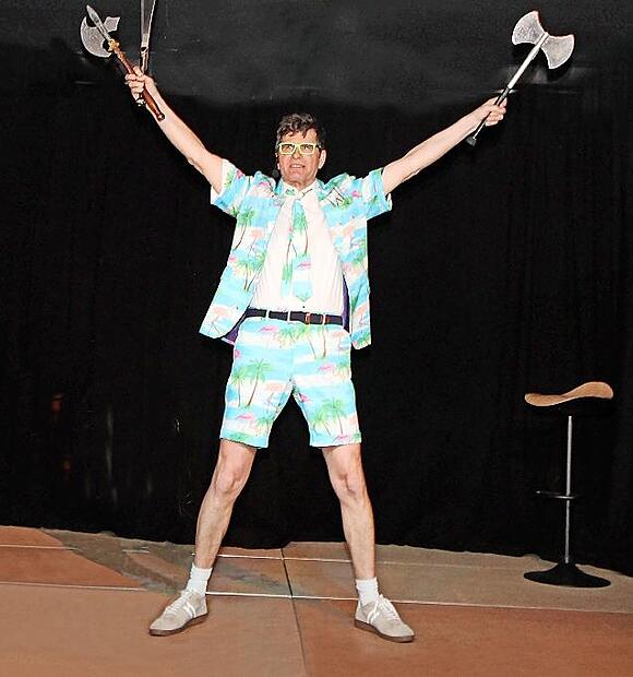 M&auml;c H&auml;rder jonglierte mit Doppelaxt (links), Beil und Machete.