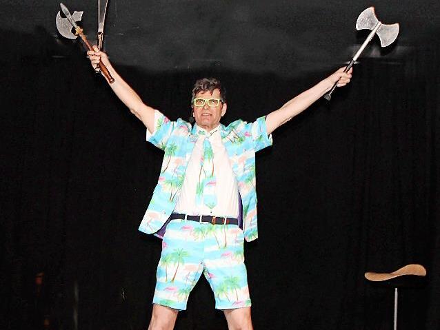 M&auml;c H&auml;rder jonglierte mit Doppelaxt (links), Beil und Machete.