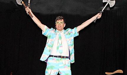 Mäc Härder jonglierte mit Doppelaxt (links), Beil und Machete. Mäc Härder jonglierte mit Doppelaxt (links), Beil und Machete.