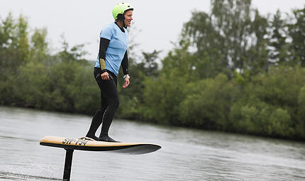 eFoilen in BambergIn Bamberg kann man jetzt &uuml;bers Wasser fliegen!