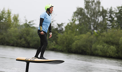 eFoilen in BambergIn Bamberg kann man jetzt &uuml;bers Wasser fliegen!