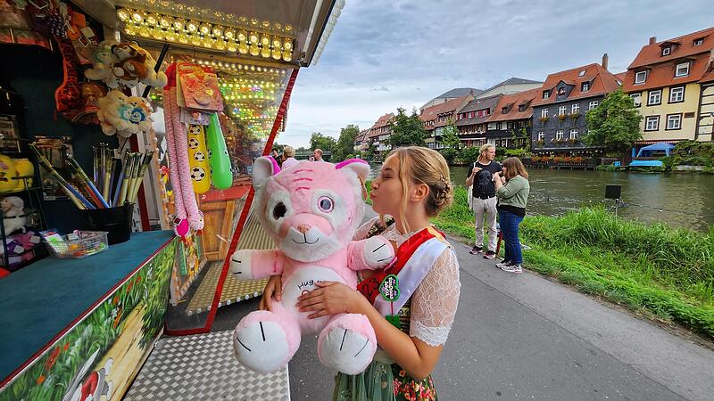 Ein Kuss vom Sandmadla Helena auf der Sandkerwa 2023 in Bamberg. Ein Kuss vom Sandmadla Helena auf der Sandkerwa 2023 in Bamberg.