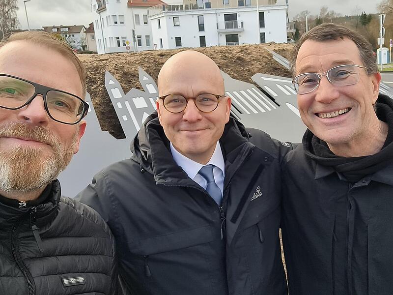 Axel D&uuml;rheimer (von links), Oberb&uuml;rgermeister Dirk Vogel und Malte Meinck beim Selfie vor der Kissingen Silhouette.