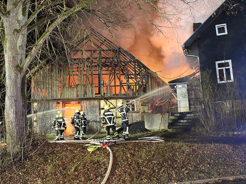In Wohlbach (Ahorn) brannte in der Nacht ein Wohnanwesen nieder. Auch ein Nachbargeb&auml;ude war betroffen. Ein weiteres &Uuml;bergreifen der Flammen wurde verhindert.