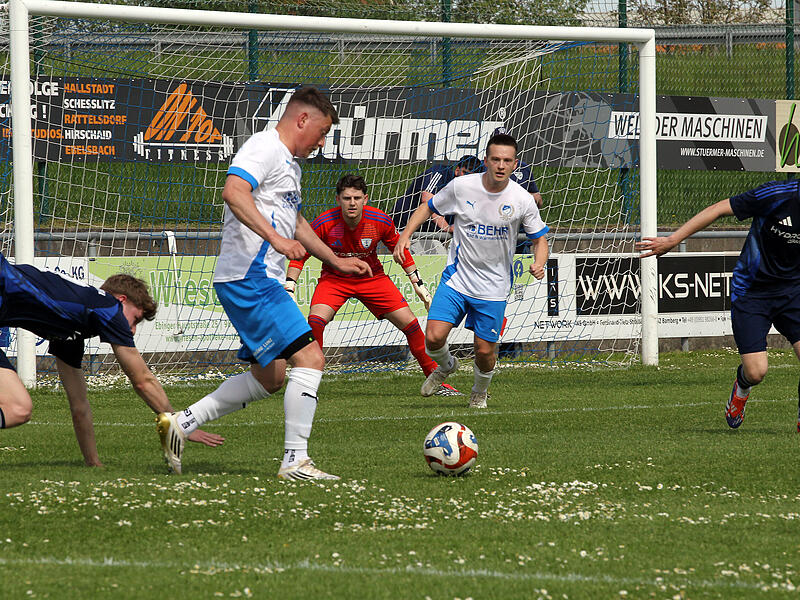 Der Rattelsdorfer Torsch&uuml;tze zum 1:0 Jeffry Stade wird beobachtet vom M&ouml;nchr&ouml;dener Kapit&auml;n Justin Berwind.