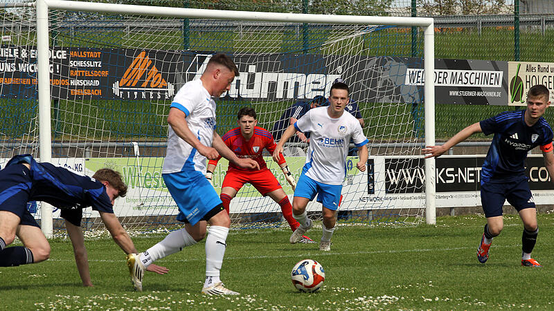 Der Rattelsdorfer Torsch&uuml;tze zum 1:0 Jeffry Stade wird beobachtet vom M&ouml;nchr&ouml;dener Kapit&auml;n Justin Berwind.