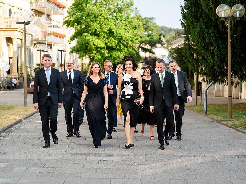 Innenstaatssekret&auml;r Sandro Kirchner, OB Dirk Vogel, Gesundheitsministerin Judith Gerlach, Landrat Mario G&ouml;tz, Bundesforschungsministerin Dorothee B&auml;r, Intendant Alexander Steinbeis laufen vom Hotel Kaiserhof Victoria zum Regentenbau.