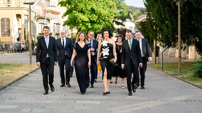 Staatsempfang mit Ministerin Judith Gerlach beim Kissinger Sommer Innenstaatssekretär Sandro Kirchner, OB Dirk Vogel, Gesundheitsministerin Judith Gerlach, Landrat Mario Götz, Bundesforschungsministerin Dorothee Bär, Intendant Alexander Steinbeis laufen vom Hotel Kaiserhof Victoria zum Regentenbau.