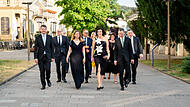 Innenstaatssekret&auml;r Sandro Kirchner, OB Dirk Vogel, Gesundheitsministerin Judith Gerlach, Landrat Mario G&ouml;tz, Bundesforschungsministerin Dorothee B&auml;r, Intendant Alexander Steinbeis laufen vom Hotel Kaiserhof Victoria zum Regentenbau.