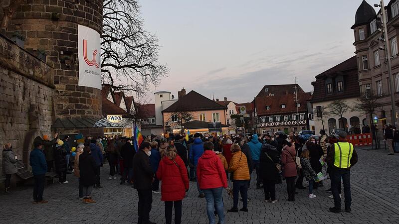 Auf dem Marienplatz haben sich etwa 400 Kronacher zu einer Mahnwache eingefunden, um ein Zeichen gegen den Krieg in der Ukraine zu setzen.