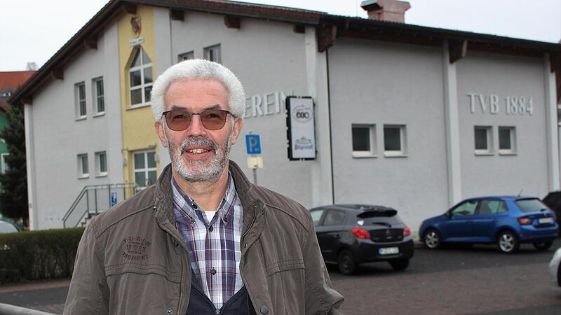 Thomas Dill vor der 1995 fertiggestellten Turnhalle des TVB 1884, an dessen Fertigstellung er maßgeblich mitgewirkt hatte. Thomas Dill vor der 1995 fertiggestellten Turnhalle des TVB 1884, an dessen Fertigstellung er maßgeblich mitgewirkt hatte.