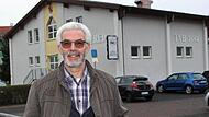 Thomas Dill vor der 1995 fertiggestellten Turnhalle des TVB 1884, an dessen Fertigstellung er ma&szlig;geblich mitgewirkt hatte.