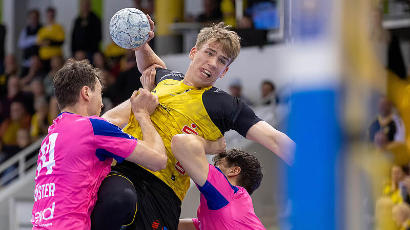 HSC 2000 Coburg - TSV Bayer Dormagen Zwei Dormagener stemmen sich entschieden gegen den Coburger Pavels Valkovskis.