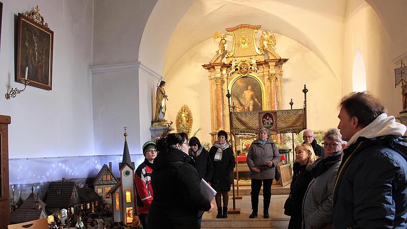 Diana Pfaff (vorne links) hält eine Kirchenführung im alten Kirchenteil mit dem Altarbild des heiligen Sebastian. Der Maler ist nicht bekannt. Diana Pfaff (vorne links) hält eine Kirchenführung im alten Kirchenteil mit dem Altarbild des heiligen Sebastian. Der Maler ist nicht bekannt.