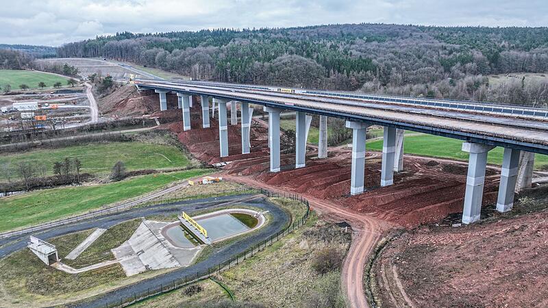 Teilbauwerke der A7-Talbrücke Thalaubach werden gesprengt Teilbauwerke der A7-Talbrücke Thalaubach werden gesprengt