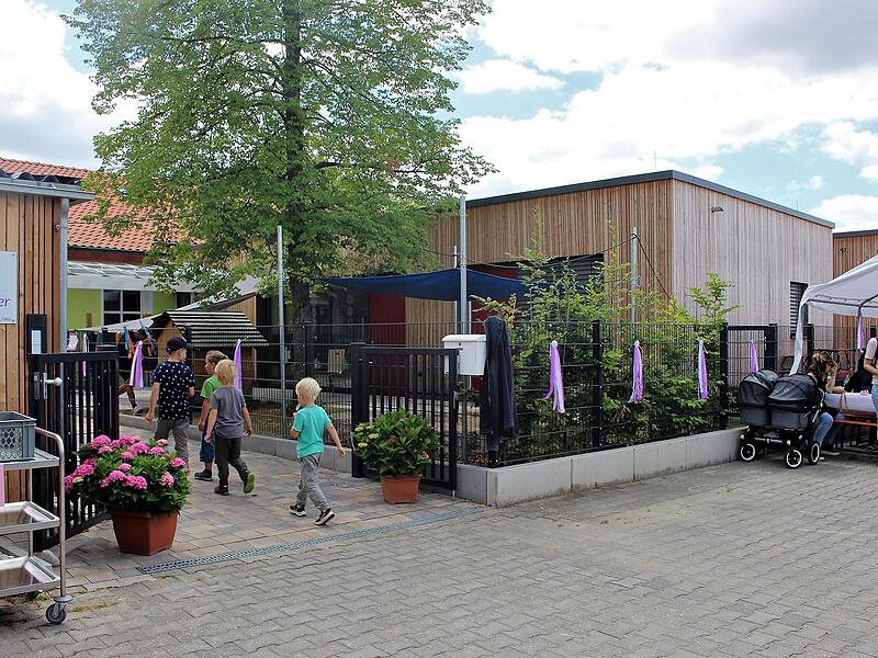 Der alte Kita-Bestand (Mitte) wurde total kernsaniert. Rechts der Neubau der Kinderkrippe (Holzfassade).