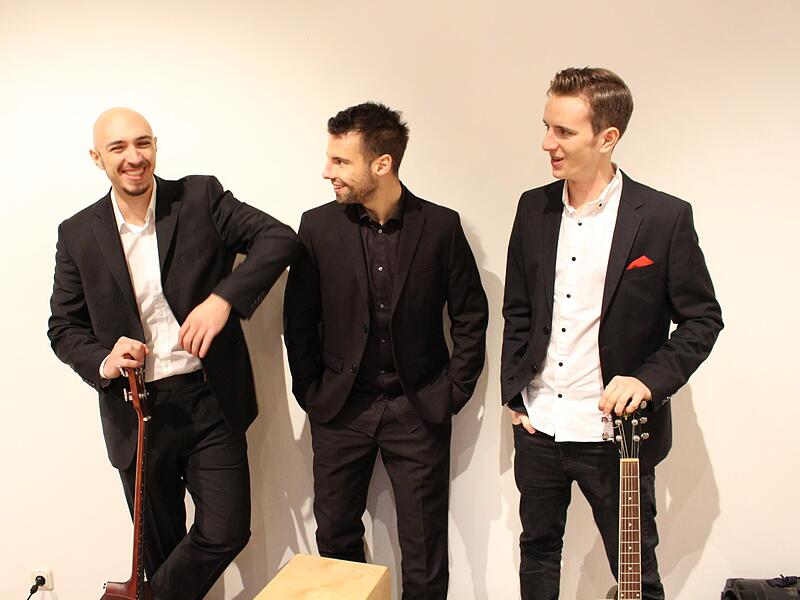 Das Akustik-Trio One Gig Wonder spielt am Freitag ab 19 Uhr am Eisenst&auml;dter Platz.