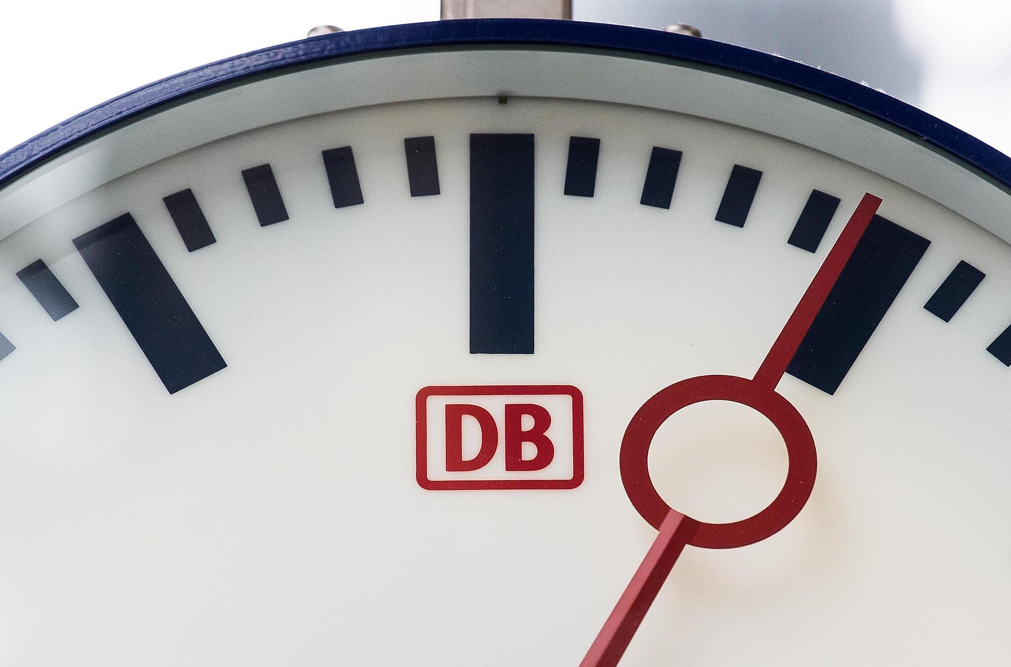 Deutsche Bahn Gewerkschaft Der Lokfuhrer Bringt Streik Uber Pfingsten Ins Spiel