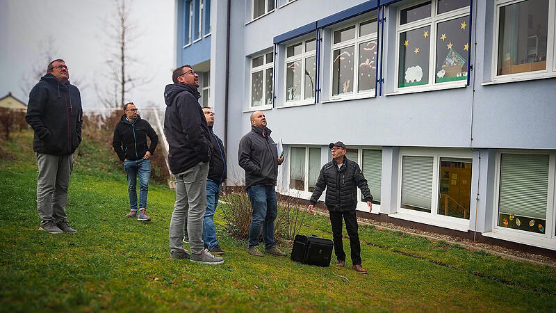 Die Mitglieder des Bau- und Umweltausschusses der Gemeinde Weidhausen hatten sich schon vor einem Jahr bei einem gemeinsamen Rundgang mit Architekt und Ingenieur Bernd Schott (rechts) ein Bild vom Zustand der Außenfassade der Grundschule gemacht.