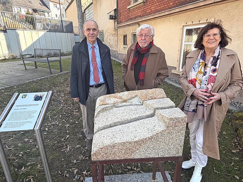 Einweihung der Granit- Stahl-Skulptur von Udo R&ouml;del auf dem Floriansplatz in Marktleugast.  Das Bild zeigt den  K&uuml;nstler mit dem Ersten B&uuml;rgermeister Franz Uome und der Marktgemeinder&auml;tin Margret Schoberth.