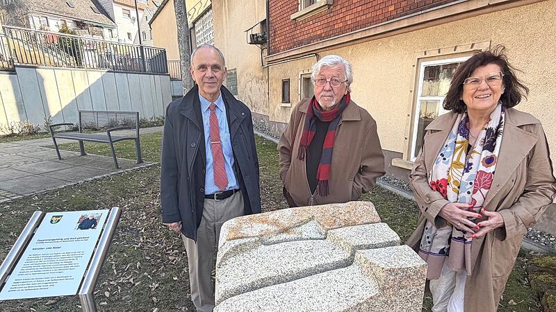 Einweihung der Granit- Stahl-Skulptur von Udo R&ouml;del auf dem Floriansplatz in Marktleugast.  Das Bild zeigt den  K&uuml;nstler mit dem Ersten B&uuml;rgermeister Franz Uome und der Marktgemeinder&auml;tin Margret Schoberth.