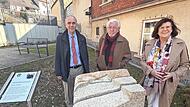 Einweihung der Granit- Stahl-Skulptur von Udo Rödel auf dem Floriansplatz in Marktleugast. Das Bild zeigt den Künstler mit dem Ersten Bürgermeister Franz Uome und der Marktgemeinderätin Margret Schoberth. Einweihung der Granit- Stahl-Skulptur von Udo Rödel auf dem Floriansplatz in Marktleugast. Das Bild zeigt den Künstler mit dem Ersten Bürgermeister Franz Uome und der Marktgemeinderätin Margret Schoberth.