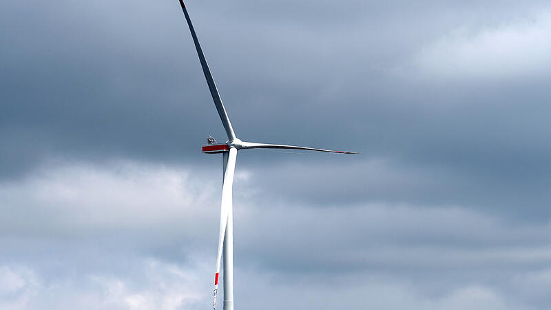 Ein Windrad auf der Senningsh&ouml;he oberhalb von Lautertal-Tremersdorf.
