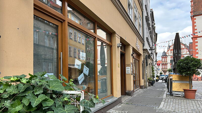 Bis Anfang des Jahres 2025 wurden in der Herrngasse besondere Weine verkauft. Jetzt zieht Sabine Höll mit ihrem „Secondo Engelservice“ ein.