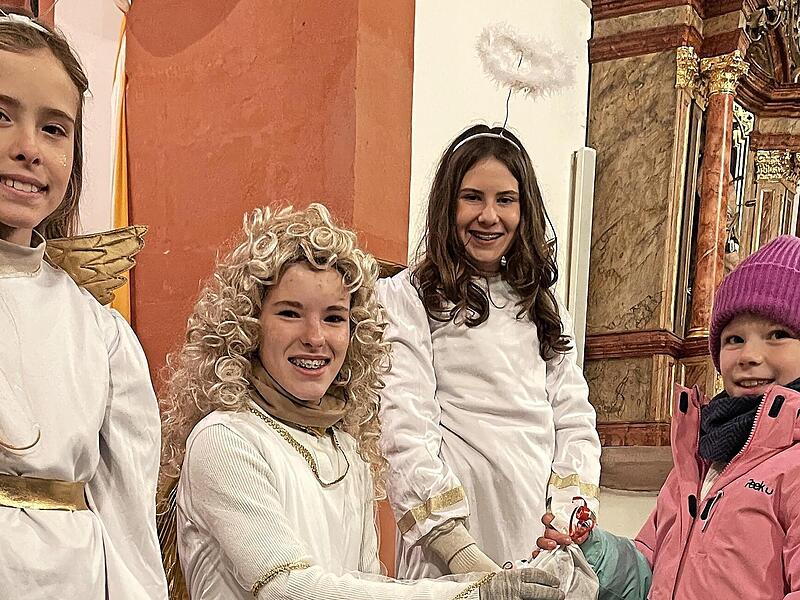 Das Christkind beschenkte die Kinder. Das Christkind beschenkte die Kinder.