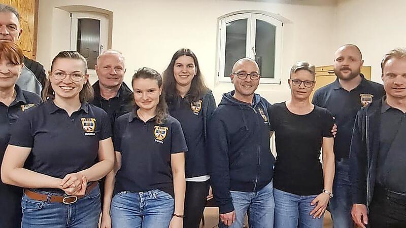 Neuwahlen und Ehrungen beim Musikverein Ma&szlig;bach: Beate Hub, Rebekka Benckiser R&auml;th, Victoria Klement, Stefan Erhard, O. Gleichmann, Christoph Klement, Tanja Saal, Michael und Diana Schraut sowie Christoph Benckiser