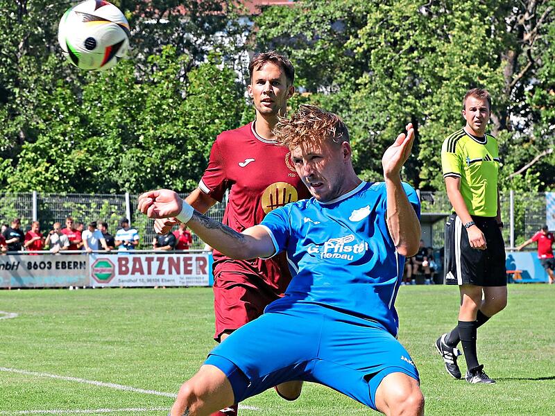 David Stretz (in Blau) und der FC Oberhaid haben sich zum Eberner Altstadtfest mit 1:1 vom heimischen TV und Hannes Neubauer (hinten) getrennt. sportpress