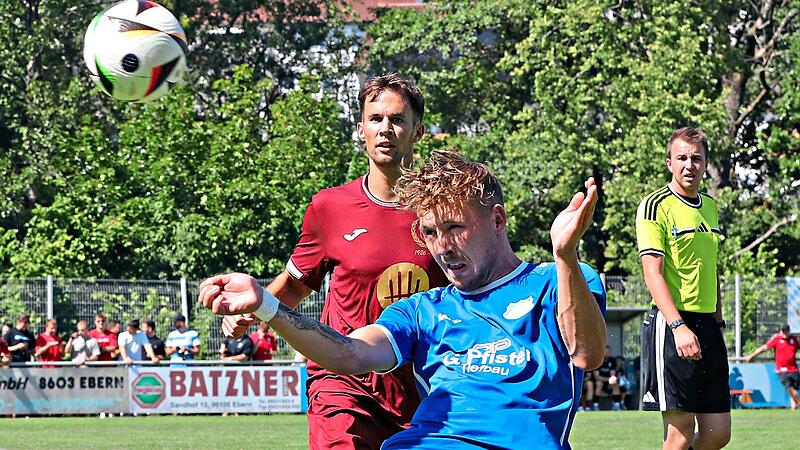 David Stretz (in Blau) und der FC Oberhaid haben sich zum Eberner Altstadtfest mit 1:1 vom heimischen TV und Hannes Neubauer (hinten) getrennt. sportpress David Stretz (in Blau) und der FC Oberhaid haben sich zum Eberner Altstadtfest mit 1:1 vom heimischen TV und Hannes Neubauer (hinten) getrennt. sportpress