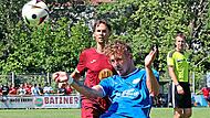 David Stretz (in Blau) und der FC Oberhaid haben sich zum Eberner Altstadtfest mit 1:1 vom heimischen TV und Hannes Neubauer (hinten) getrennt. sportpress