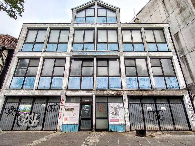 Vor Beginn der Abrissarbeiten:: Blick auf das Hintergebäude der ehemaligen Fleischfabrik Schlick aus Richtung Lohgraben