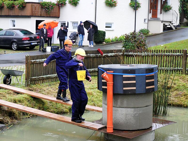 In die Fallrohre am „Wasserturm“ mussten Andreas Roderer (re) und Jens Korn (li) das Wasser einfüllen.