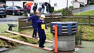 In die Fallrohre am „Wasserturm“ mussten Andreas Roderer (re) und Jens Korn (li) das Wasser einfüllen.