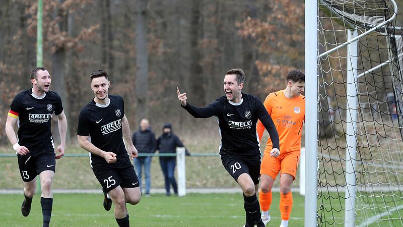 Der Schammelsdorfer Markus Saal (rechts) jubelt nach seinem Kopfballtor gegen den FC Oberhaid. Mit dem Torsch&uuml;tzen freuen sich seine Teamkollegen Jan V&ouml;lkl (links) und Lukas Witterauf.