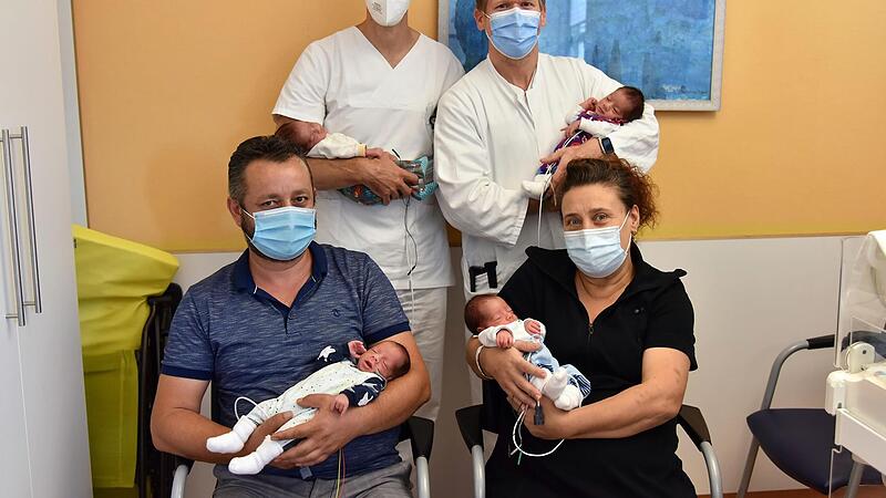 Eine kleine (Vierfach-)Sensation: Die stolzen Eltern Nilgün (vorne rechts) und Kayhan Turan (vorne links) freuten sich zusammen mit Prof. Dr. Sven Kehl, Oberarzt der Frauenklinik und Koordinator des Universitäts-Perinatalzentrums Franken (hinten r... Eine kleine (Vierfach-)Sensation: Die stolzen Eltern Nilgün (vorne rechts) und Kayhan Turan (vorne links) freuten sich zusammen mit Prof. Dr. Sven Kehl, Oberarzt der Frauenklinik und Koordinator des Universitäts-Perinatalzentrums Franken (hinten r...