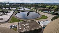 Die Kulmbacher Kläranlage von oben. Das Abwasser durchläuft mehrere Reinigungsstufen.